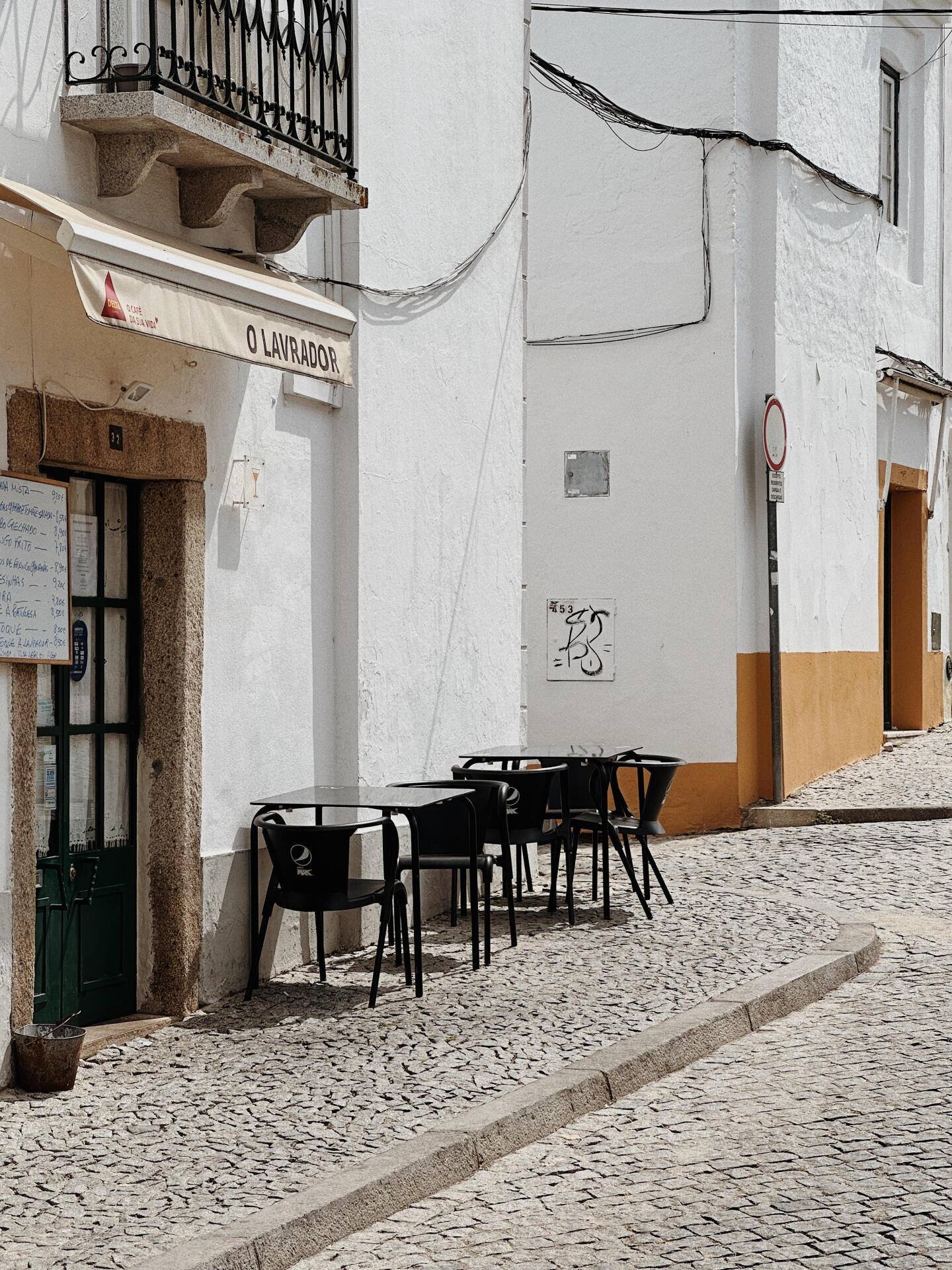 Sobald sich die Sonne zeigt und dieTemperaturen steigen, spielt sich das Leben im Alentejo draussen ab.