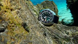 Die Schweizer Uhrenmarke Certina brachte mit der DS Super PH1000m eine bis 1000 Meter wasserdichte Uhr aus den 1970ern zurück und schafft es sogar, im dreistelligen Preisbereich zu bleiben.