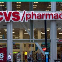 CVS: Will mit dem Deal die steigenden Gesundheitsausgaben durch günstigere medizinische Dienste in Apotheken abfedern.