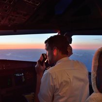 Im Cockpit: Piloten sind begehrt, ihre Löhne steigen.