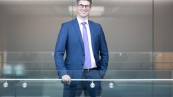 Tilmann Galler ist bei J.P. Morgan AM Kapitalmarktstratege. Der Deutsche produziert einiges an Research-Material, zuletzt über den Einfluss der Zinsen auf den Immomarkt und den Konsum.