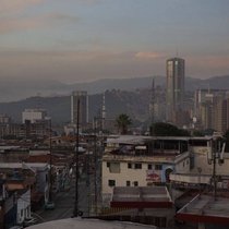 Ein Blick auf Caracas in den Morgenstunden, aufgenommen nach einer Reihe von Explosionen, die am 3. Januar 2026 zu hören waren.