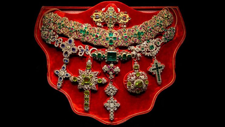 Zu den wertvollsten Stücken zählt die Halskette des Heiligen Gennaro aus Gold, Silber und Edelsteinen. (Bild: Keystone)