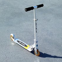 Der Original-Micro-Scooter wiegt etwas weniger als drei Kilogramm, was ihn zu einem praktikablen Fortbewegungsmittel in der Stadt macht.