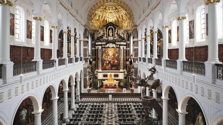 Der barocke Hochaltar der Kirche Sankt Karl Borromäus zieht den Blick auf sich.
