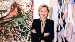 Carolin Scharpff-Striebich vor der zurzeit jüngsten Position in ihrer Sammlung: Jadé Fadojutimi ist Jahrgang 1993. Links im Bild ihr Werk «Clinginess is best served ripe»; im Ausschnitt rechts: Charline von Heyl, «Fortuna».