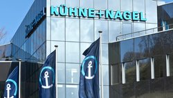 Im Landverkehr setzte der Logistik-Konzern im ersten Halbjahr 13 Prozent mehr um.