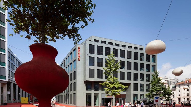 Klare Nummer eins im Hypo-Markt: Sitz der Raiffeisen-Gruppe in St. Gallen, Kunst am Bau.