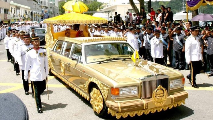 Zur Sammlung gehören unter anderem viele exklusive Rolls-Royce-Modelle, wie etwa diese speziell für den Sultan von Brunei gefertigte Limousine in Gold.