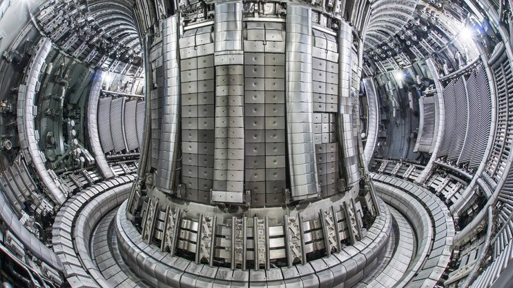 Kraftzentrum: Das Innere eines Tokamak-Reaktors wird im Betrieb auf 100 bis 200 Millionen Grad aufgeheizt.