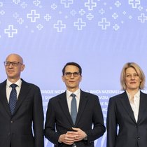 Die SNB belässt den Leitzins bei Null: Präsident Martin Schlegel (Mitte), Vize Antoine Martin (links) und Petra Tschudin, Mitglied des SNB Direktoriums, vor den Medien am 24. September 2026 in Bern.