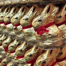 Vergoldete Schokolade: In der Schweiz steht der 200-Gramm-Hase für 9.95 Franken in den Läden.