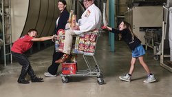 Drei Generationen: Firmenchef Beat Grüter mit Tochter Sarah Anderhub und den Enkelkindern Oskar und Janka in der Fabrikhalle der Pasta Premium AG in Frauenfeld TG.
