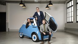 Familienbande: Oliver, Wim und Merlin Ouboter (von links nach rechts) und der Microlino.