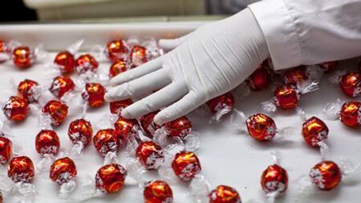 Schokokugeln in der Produktion bei Lindt & Spruengli: Der Umsatz ist gesunken. (Bild: Keystone)