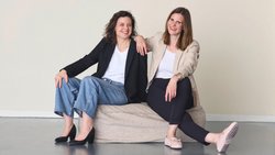 Ramona Schwarz (links) ist der Kreativkopf hinter Rayne Care, ihre Mitgründerin Désirée Dosch (rechts) übernimmt die operative Leitung.