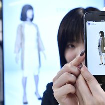 Eine Frau in Japan entwickelt ihren eigenen Avatar für das Shopping beim Retailer Uniqlo.