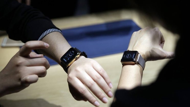 Laut Swatch-Miterfinder Elmar Mock wird die Apple Watch schnell erfolgreich sein. Keystone