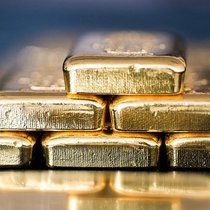 Aufgestapelte Goldbarren.