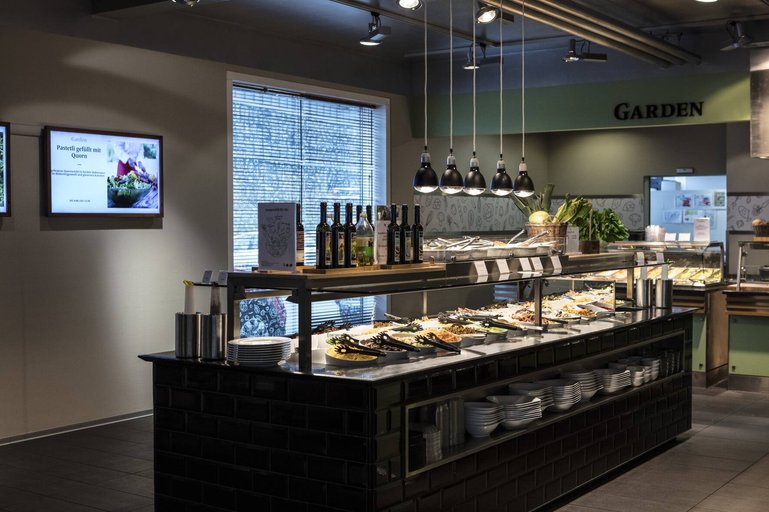 Salatbuffet in der SV-Kantine am Hauptsitz der SV Group in Dübendorf