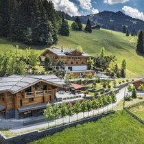 In Oeschseite bei Zweisimmen werden drei Chalets verkauft.