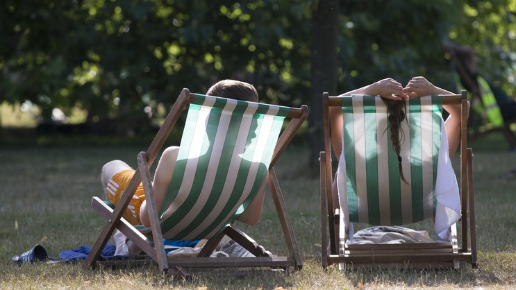 Chillen im Liegestuhl statt Bürosessel: So entspannen viele während ihres Sabbaticals, um dann mit neuer Energie an den Arbeitsplatz zurückzukehren.