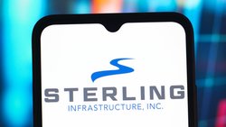 Das Logo von Sterling Infrastructure auf einem Smartphone-Display.