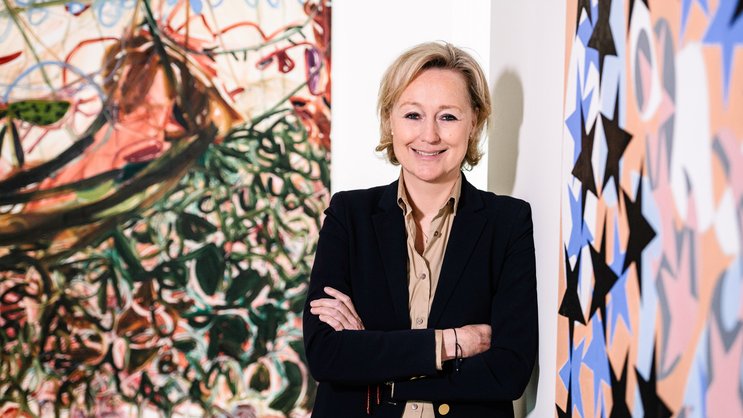 Carolin Scharpff-Striebich vor der zurzeit jüngsten Position in ihrer Sammlung: Jadé Fadojutimi ist Jahrgang 1993. Links im Bild ihr Werk «Clinginess is best served ripe»; im Ausschnitt rechts: Charline von Heyl, «Fortuna».