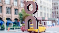 On-Logo an einem Store in New York: Das Zürcher Unternehmen bezeichnet die Bekleidungssparte als einen immer wichtigeren Einstiegspunkt in die Marke. 