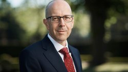 Thomas Heller ist immer voll investiert, aber falls etwas passieren würde, hat er Geld auf dem Konto, um vier bis sechs Monate zu überbrücken.