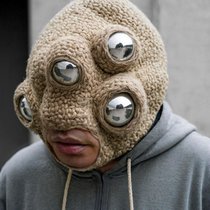 Esther Hunziker, «My Wearable Pets N°18», Fotoserie, 2023/2024.