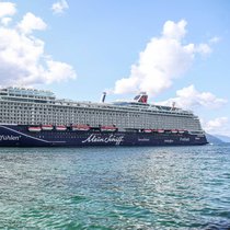 Ein Kreuzfahrtschiff des deutschen Reisekonzerns TUI (2025).