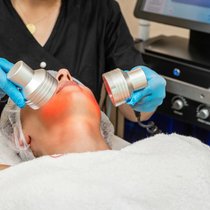 Neben Rotlicht wird die Klientel mit hohem Druck und eisiger Kälte konfrontiert. Die Geräte und der Umbau kosten einen mittleren einstelligen Millionenbetrag.