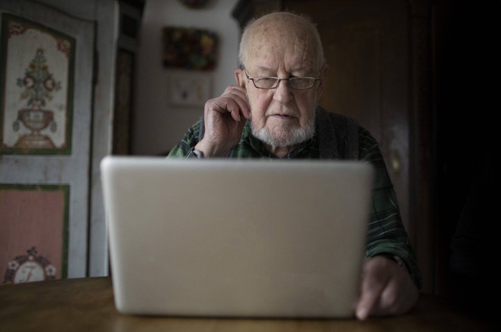 Thema: Alter Mann mit einem Laptop, Heidelberg, 14.02.2020. Heidelberg Deutschland *** Topic Old man with a laptop, Heidelberg, 14 02 2020 Heidelberg Germany Copyright: xUtexGrabowsky/photothek.netx