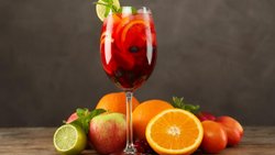 Eines der bekanntesten Sommer-Mix-Getränke auf der Basis von Wein ist Sangría, die man nach eigenem Gusto zusammenstellen kann.