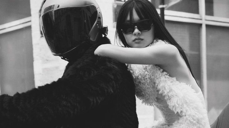 LOEWE Kleid, Sonnenbrille und Schuhe. FENDI Totallook des Fahrers.