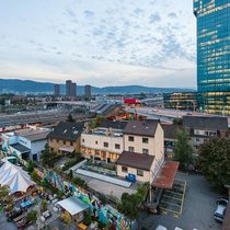 In Zürich West sind mittlere Preisklassen gefragt, beim Luxus harzt es aber: Restaurant «Frau Gerolds Garten», Prime Tower (r.).