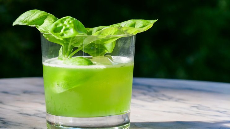 Der Mix aus Gin, Basilikum, Zitrone und Zucker ist köstlich!