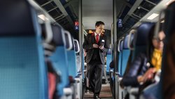 Künftig auch mehr als einmal pro Fahrt: Zugbegleiterinnen sollen überprüfen, ob sich Kunden nach der Kontrolle verbotenerweise aus der Ticketing-App abgemeldet haben. 