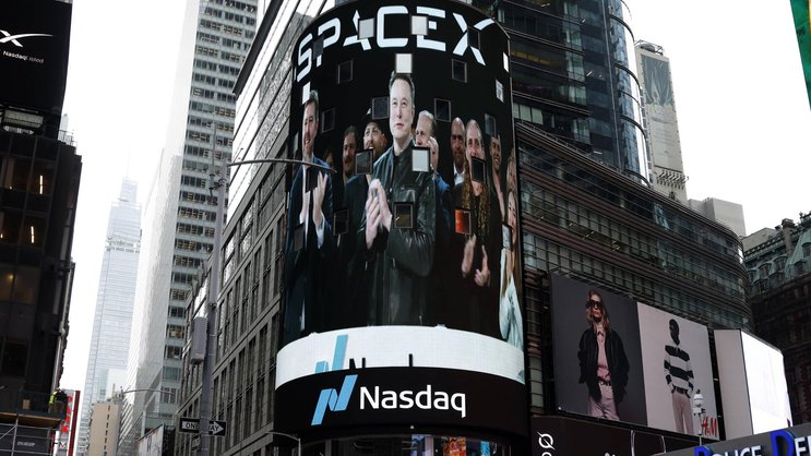 Visuals von Elon Musk und SpaceX beim Nasdaq in New York.