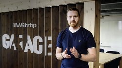 Co-Gründer Leon Baade glaubt fest an die Innovation, die sein Bruder im Bereich der Batterietechnologie entwickelt hat.