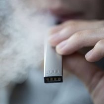 Umstrittenes Dampfen: Nach zahlreichen Erkrankungen und sogar Todesfällen gilt der Konsum von E-Zigaretten als Gesundheitsrisiko.