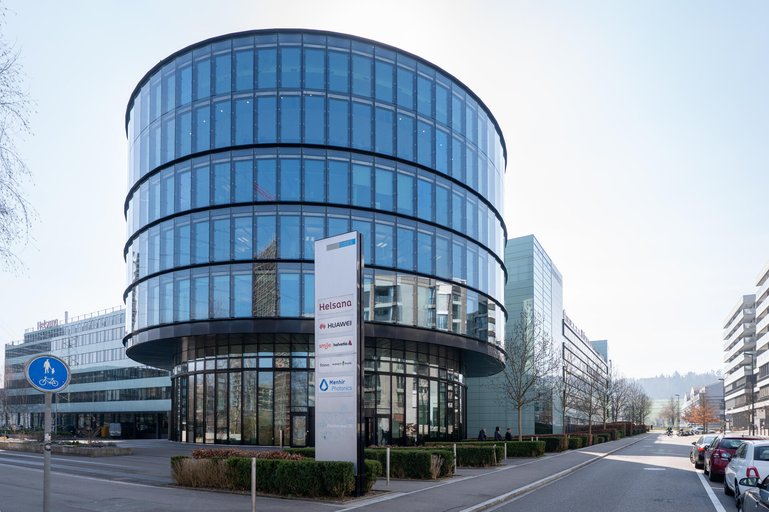 Stettbach: Noch hat es hier erst Arbeitsplätze für 300 Vollzeitstellen, doch der Standort Stettbach im zürcherischen Dübendorf soll nun ausgebaut werden und unter anderem Angestellte aufnehmen, die bislang nach St. Gallen pendelten.  Dem Vernehmen nach soll sich die Helvetia Baloise auf ein zusätzliches Stockwerk ausdehnen. Am Standort sind heute unter anderem die Digitalversicherung Smile und Teile der Speciality Lines von Helvetia angesiedelt.