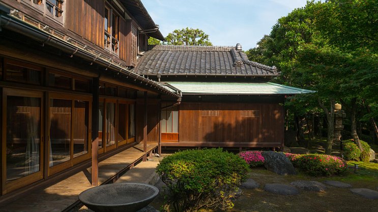 Garten des Kyu Asakura, ein traditionelles japanisches Haus aus der Taisho-Zeit, Kanto-Region, Tokio, Japan