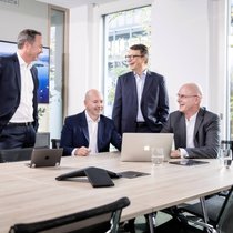 Ufenau Capital Partners: Die vier Partner des Private-Equity-Hauses aus Pfäffikon SZ haben gut lachen: Seit 2011 sind Marinus Schmitt, Ralf Flore, Dieter Scheiff und Andreas Joehle (v.l.) erfolgreich im Geschäft mit KMU-Beteiligungen in ganz Europa. Für ihre vorwiegend angelsächsischen Investoren verwalten sie über eine Milliarde Franken. Der gute Kontakt zu den Unternehmern ist das Erfolgsrezept von Ufenau.