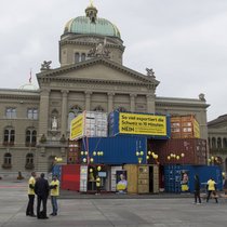 Bundesplatz Bern: Mit einer Aktion mit 18 Frachtcontainern eröffnete Economiesuisse den Kampf gegen die Selbstbestimmungsinitiative der SVP.