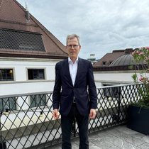 Thomas Sprecher studierte erst Germanistik und Philosophie, dann Recht. Er arbeitet als Rechtsanwalt bei der Wirtschaftskanzlei Niederer Kraft Frey und engagiert sich für den Stiftungsstandort Zürich.