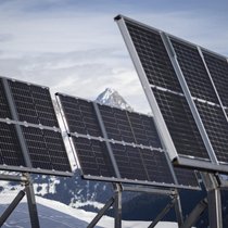 Blick auf die Testanlage «Tschers» des geplanten Grossprojektes Nandro-Solar des Elektrizitaetswerk EWZ der Stadt Zürich.