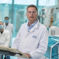 Roche-CEO Thomas Schinecker: Der Konzern hatte sich mit Bern nicht auf einen Preis beim Krebsmedikament Lunsumion einigen können, nun finanziert es der Pharmakonzern aus der eigenen Kasse.
