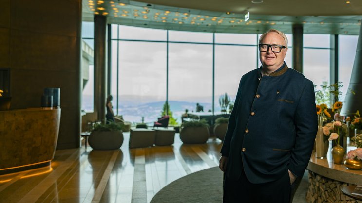 Hotelier mit langer Auslandskarriere: Chris Franzen in der Lobby des Haupthotels im Bürgenstock Resort. «Solange moralisch und legal, werden alle Wünsche der Gäste erfüllt.»